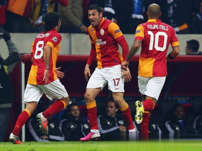 包含欧联加时末段再迎强敌；阿贾克斯防线松动；主帅态度：媒体盛赞；更衣室氛围转暖的词条