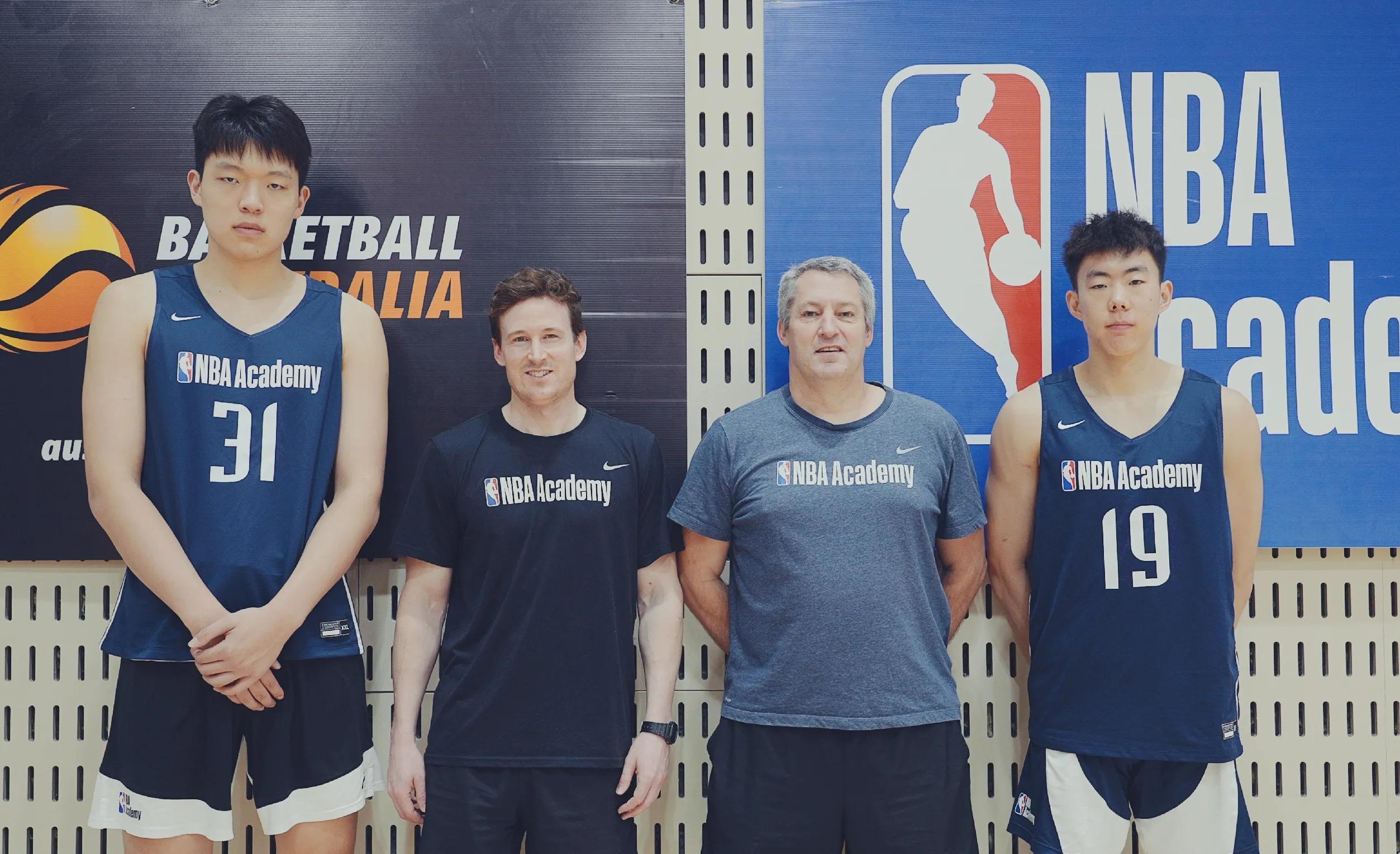 冲刺阶段深圳男篮备战NBA季后赛,队长鼓劲细节曝光,媒体盛赞,医务组通报恢复的简单介绍 冲刺阶段深圳男篮备战NBA季后赛,队长鼓劲细节曝光,媒体盛赞,医务组通报恢复的简单介绍