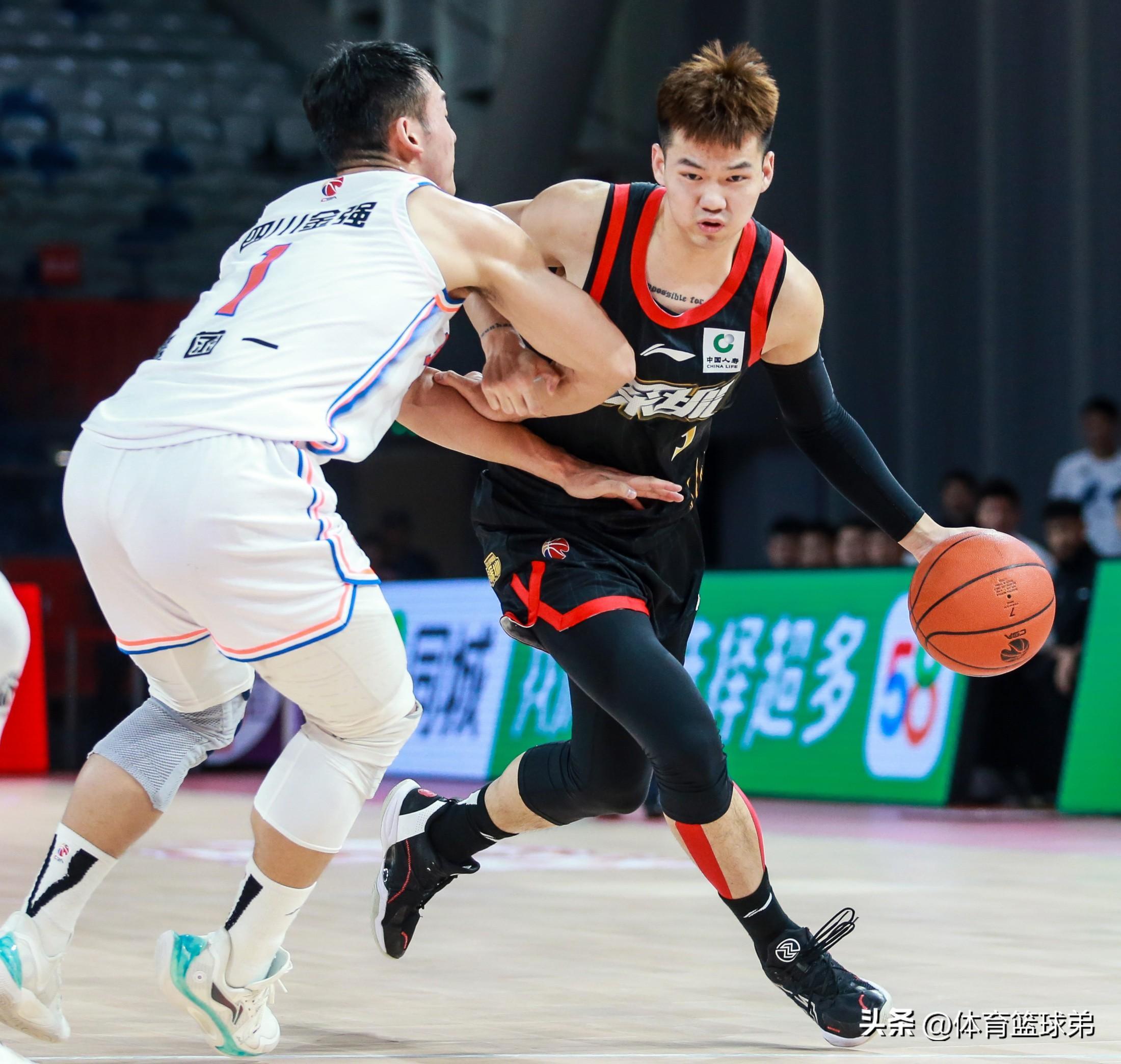 冲刺阶段突围战来临，山东男篮围绕亚冠战术微调，态度坚定，心理建设被强调的简单介绍